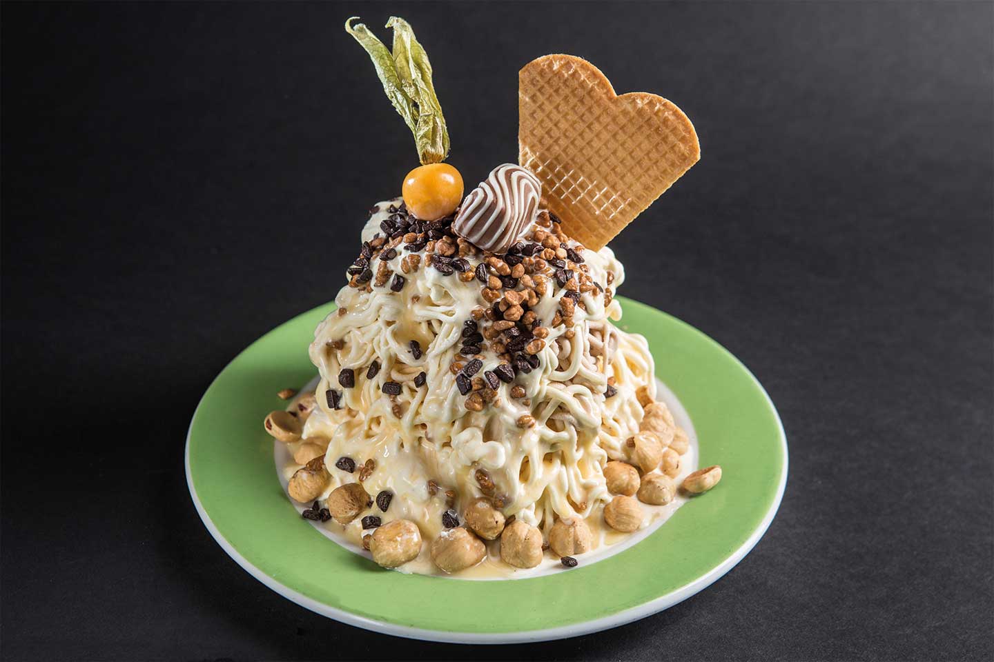 Eisbecher mit Waffel, Nüssen und Physalis