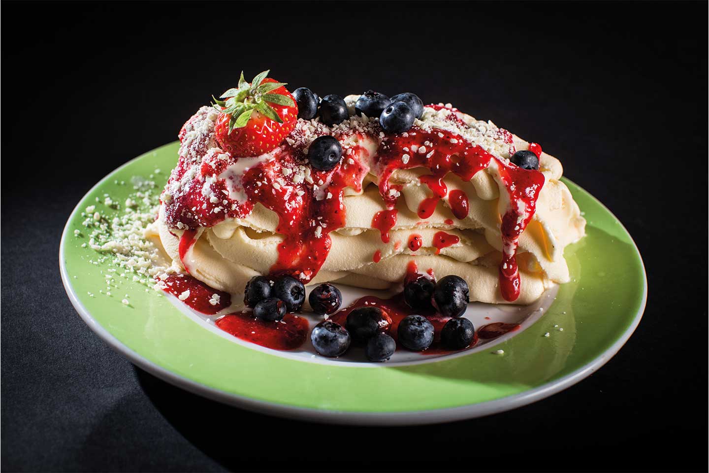 Spaghetti-Eis mit Erdbeersauce, Heidelbeeren und weißer Schokolade