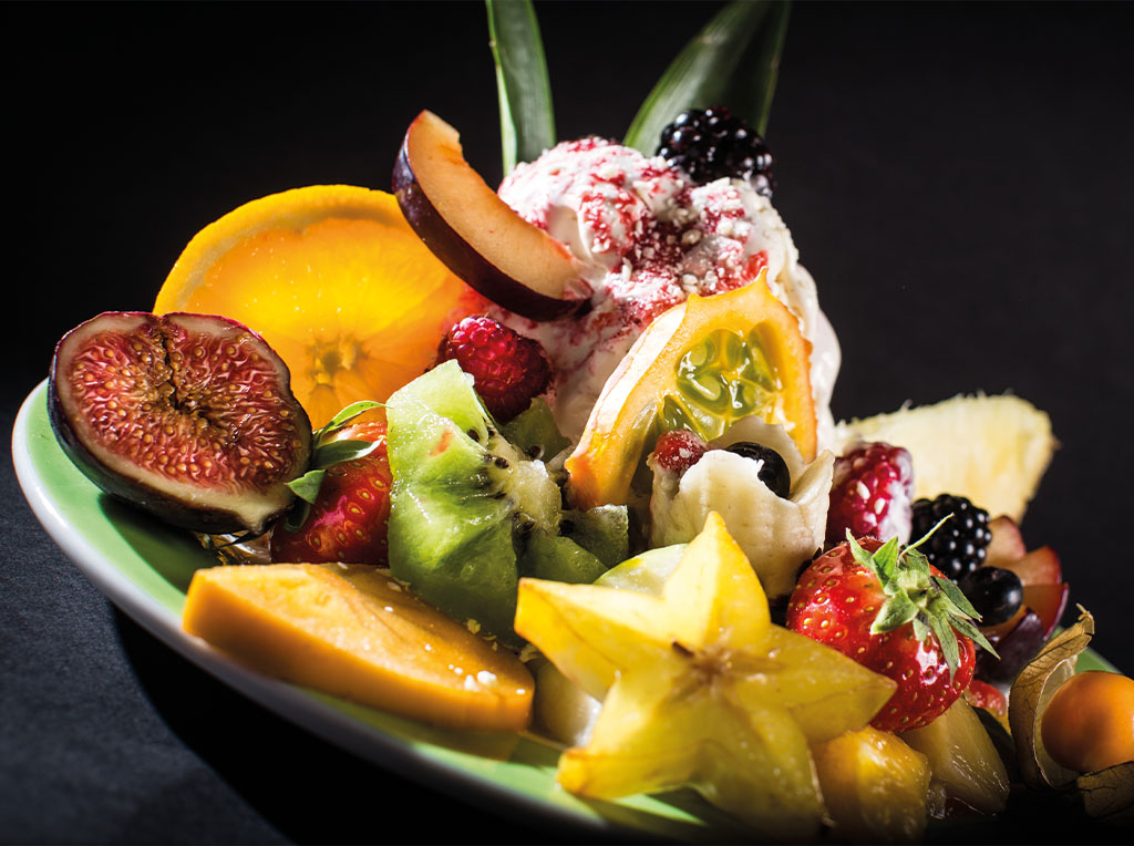 Früchtebecher mit hausgemachtem Eis, Feige, Orange und Beeren