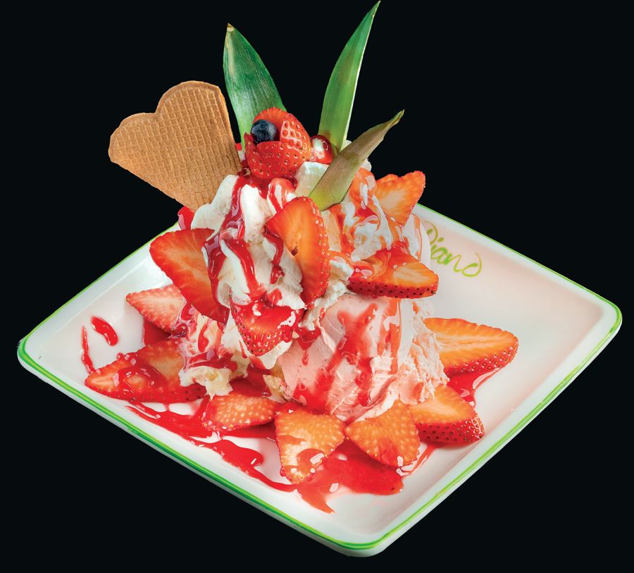 Erdbeer-Eisteller mit frischen Erdbeeren und Sahne